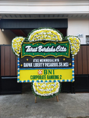 Papan Bunga Duka di Simpang