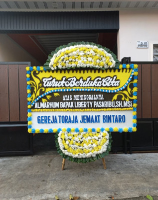 Papan Bunga Duka di Simpang
